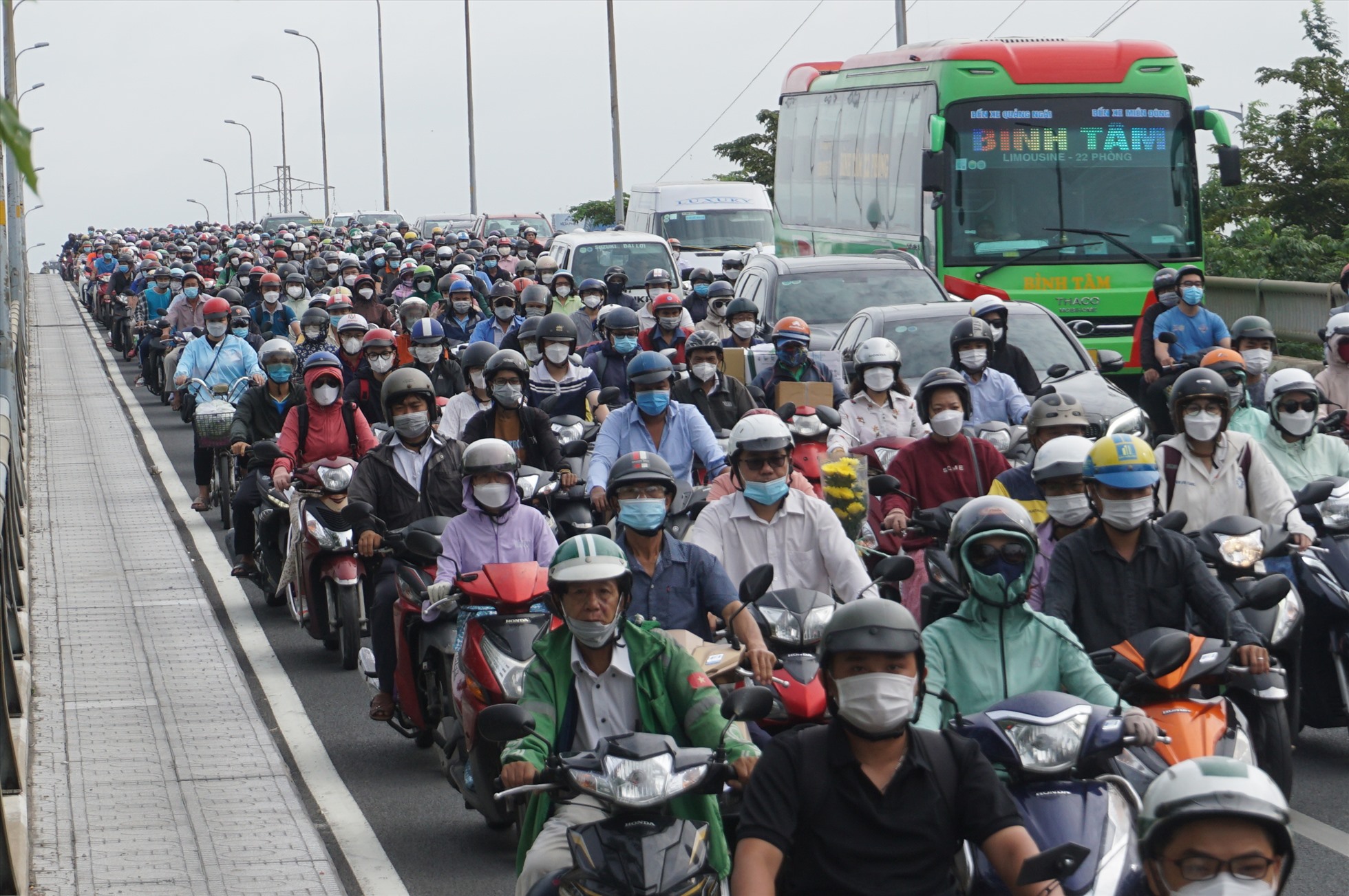 Chị Nguyễn Thị Hạnh (quận Thủ Đức) cho biết, tuyến đường này thường xuyên ùn tắc vào buổi sáng nhưng chưa khi nào kẹt xe dữ dội như hôm nay. “Mọi ngày xe chỉ ùn ứ từ trên đường Đinh Bộ Lĩnh chứ không kẹt trên cầu Bình Triệu. Kẹt xe quá nên tôi phải tấp xe vào lề đường gọi cho sếp xin đi làm trễ” – Chị Hạnh nói.