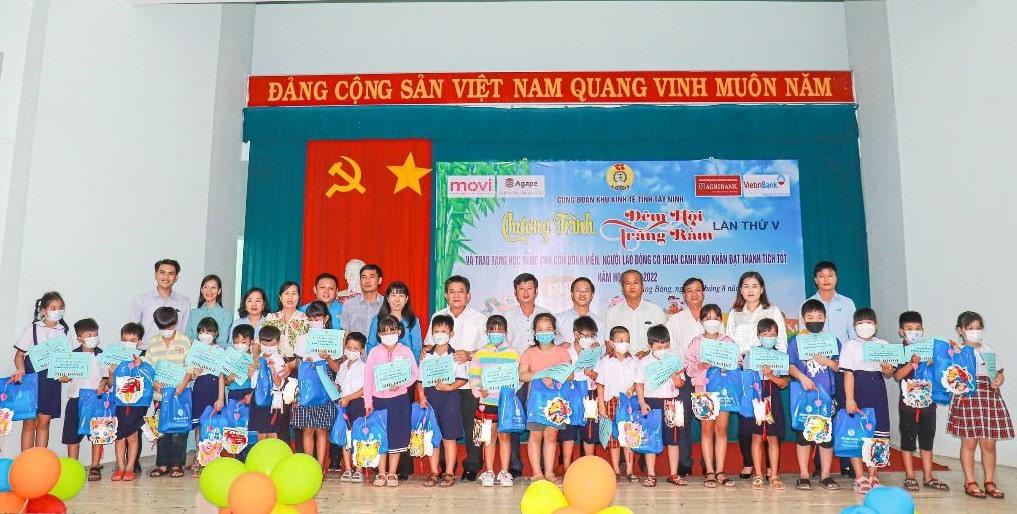 Tây Ninh: Trao tặng 250 phần học bổng con công nhân lao động khó khăn