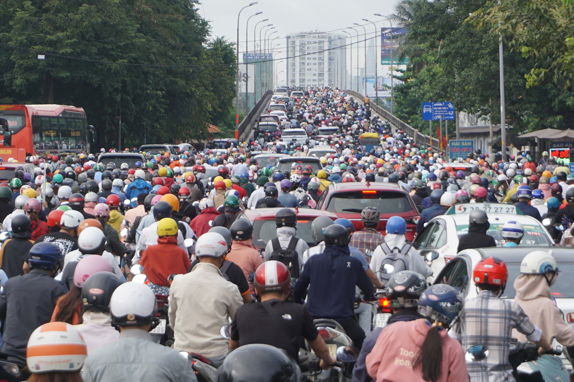 Lượng phương tiện sau đó đổ về cầu Bình Triệu vào trung tâm TPHCM rất đông khiến cầu quá tải. Xe cộ ken kín từ dưới chân cầu.