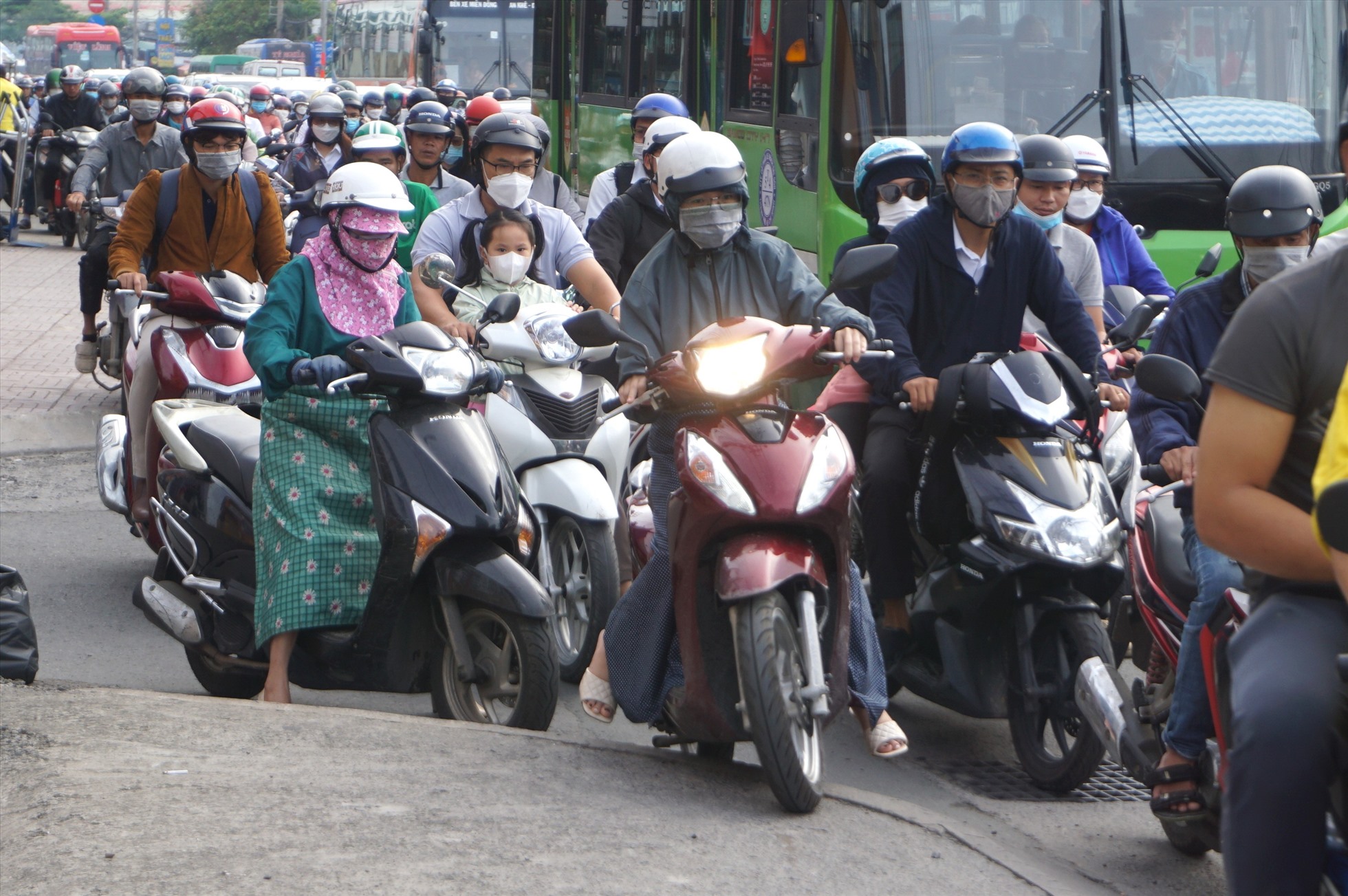 Quốc lộ 13 giao thông ùn tắc nghiêm trọng, hàng ngàn xe cộ nhích từng chút một. Nhiều người chạy xe máy lên vỉa hè để tìm lối thoát.