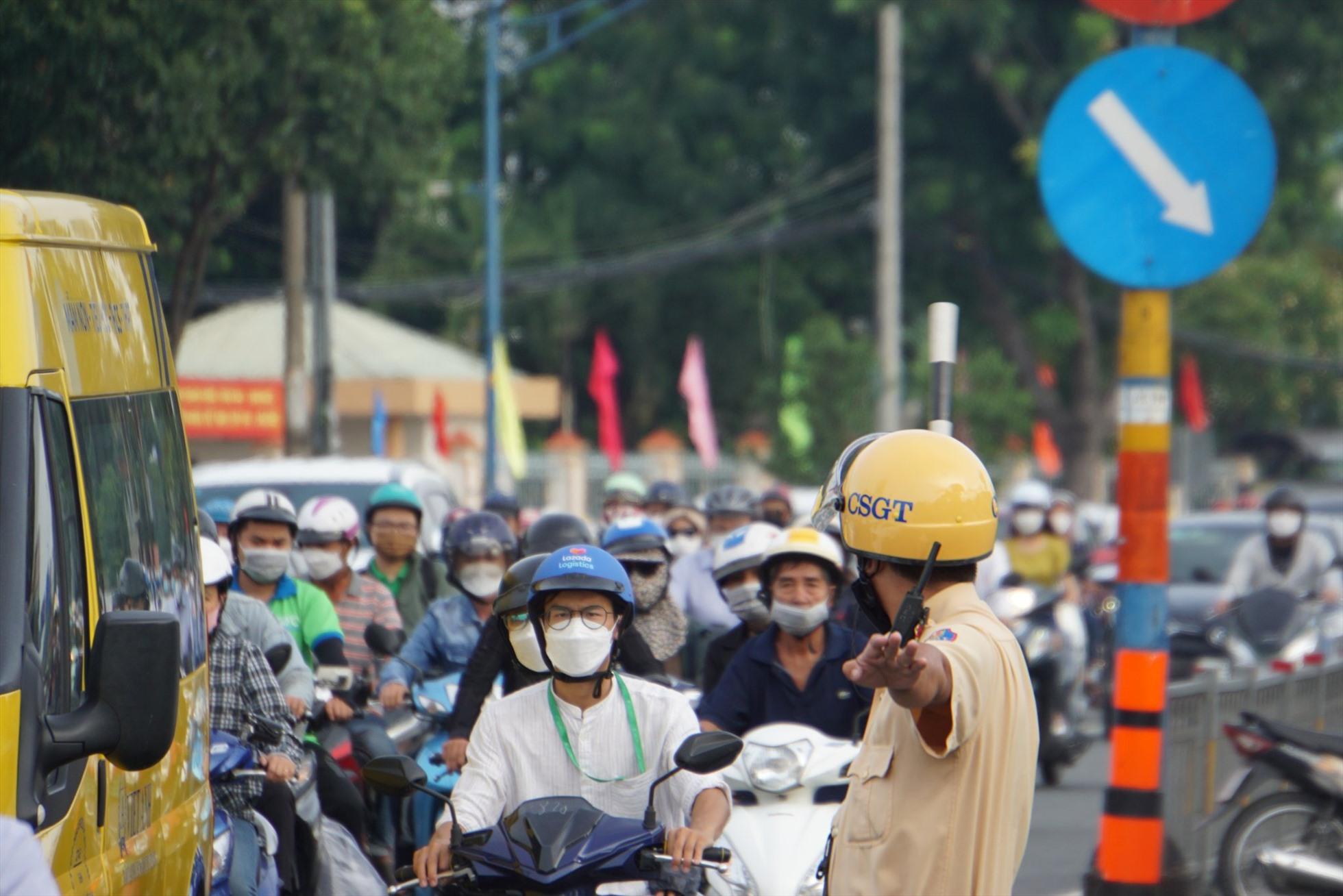 Cảnh sát giao thông có mặt phân luồng, điều tiết giao thông trên đường Cộng Hòa nhưng trạng ùn ứ vẫn xảy ra do lượng phương tiện quá đông.