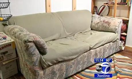 3 sinh viên tìm thấy phong bì lạ trong sofa cũ, hành động sau đó đáng chú ý hơn - Ảnh 1.