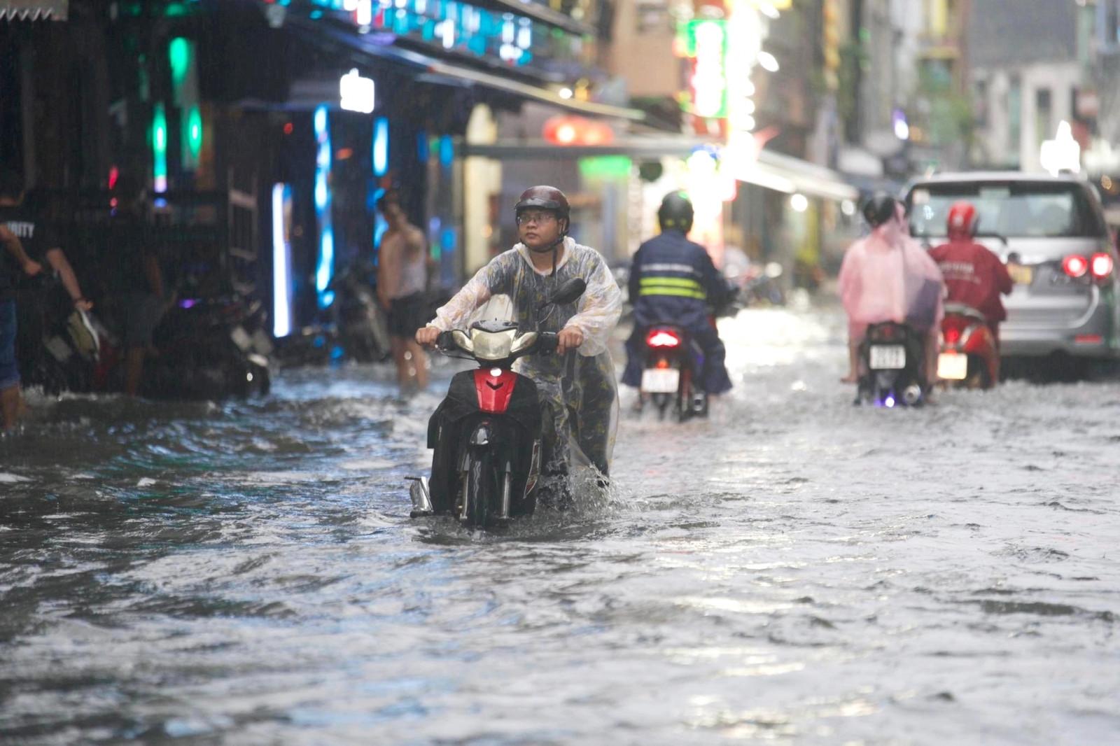 Thời tiết hôm nay 8/9: Miền Bắc mưa dông diện rộng, cảnh báo lũ quét và sạt lở đất - Ảnh 1