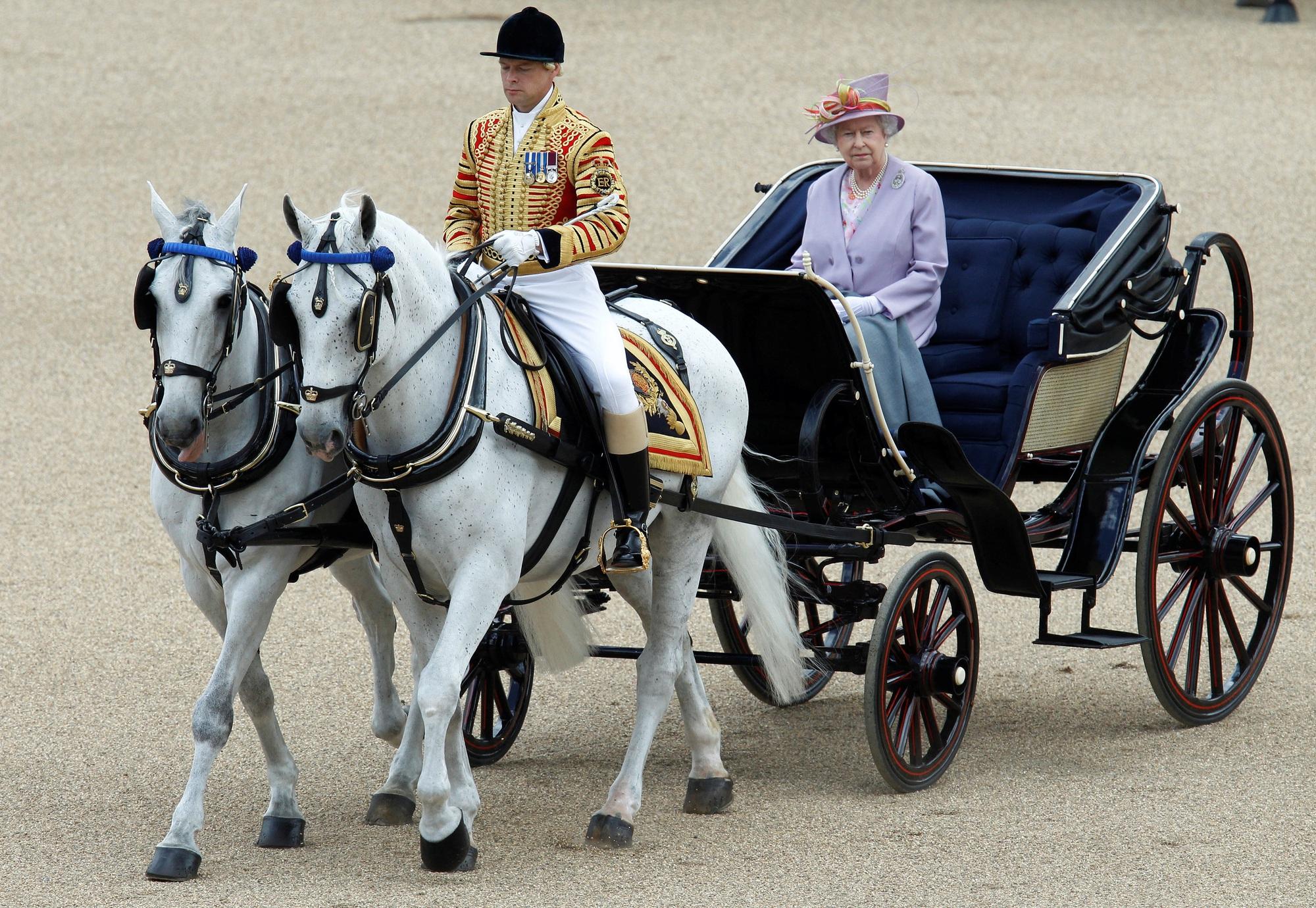 Nữ hoàng Elizabeth II và những kỷ lục thú vị - Ảnh 7.