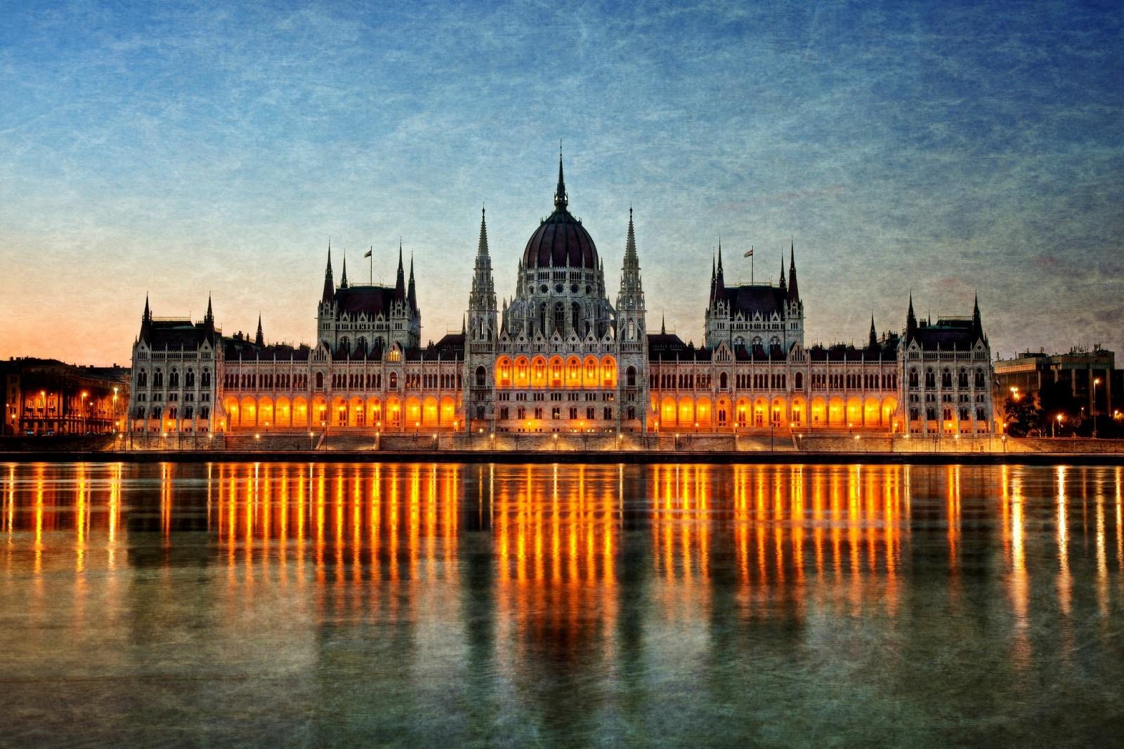 Hungary_Budapest_reflection_Hungarian_Parliament_Building-212408.jpg Hungary_Budapest_reflection_Hungarian_Parliament_Building-212408.jpg
