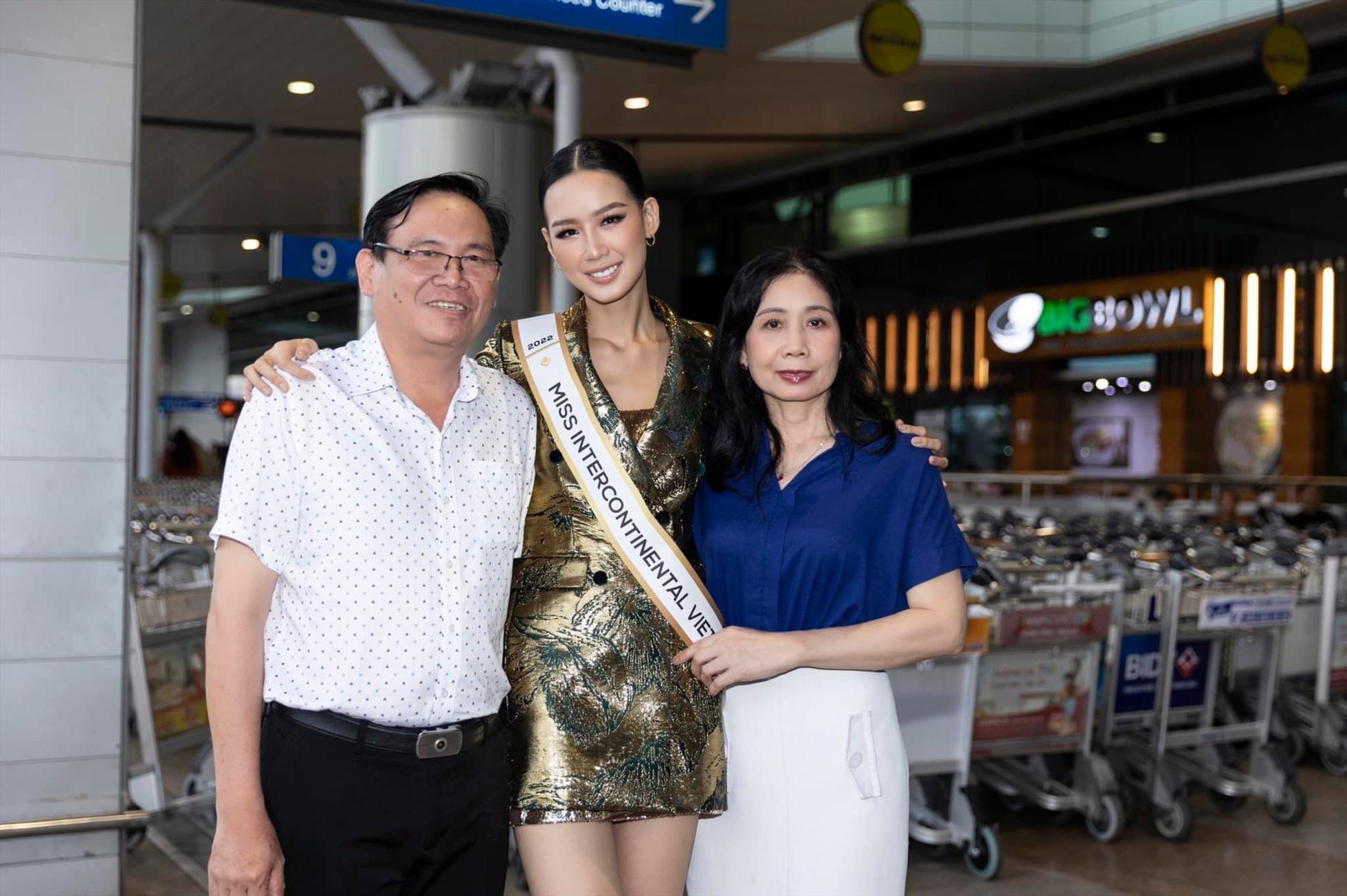 Bố mẹ cuả người đẹp cũng ra tiễn con gái trước khi lên đường dự thi Miss International 2022. Ảnh: Viết Quý.