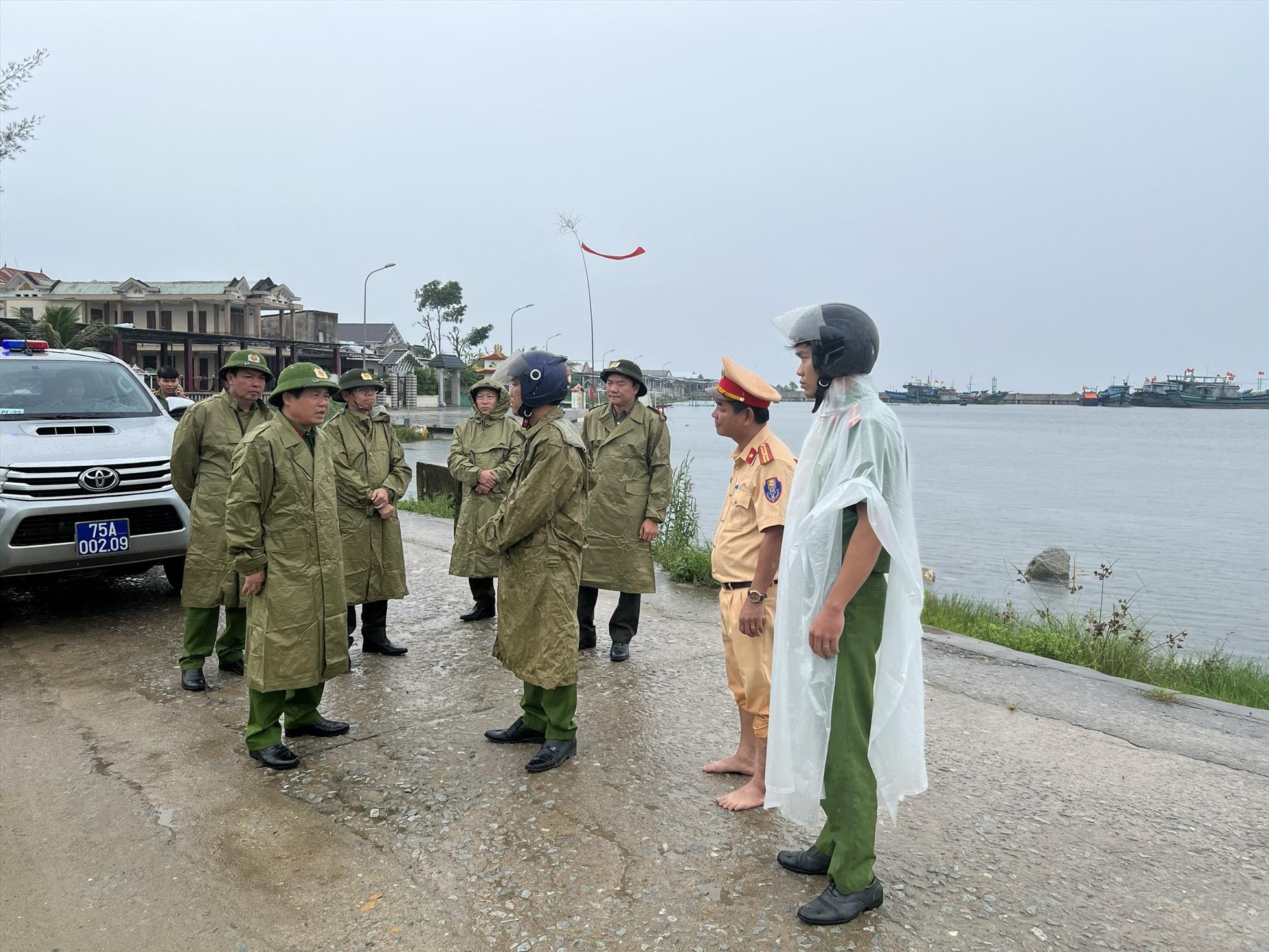 Chính quyền Thừa Thiên Huế yêu cầu tạm ngừng mua bán các chợ từ 14h ngày 27.9, cấm người dân ra đường từ 21h; hủy tổ chức hội nghị, sự kiện ngày 27 - 28.9 để đảm bảo an toàn cho khách du lịch.