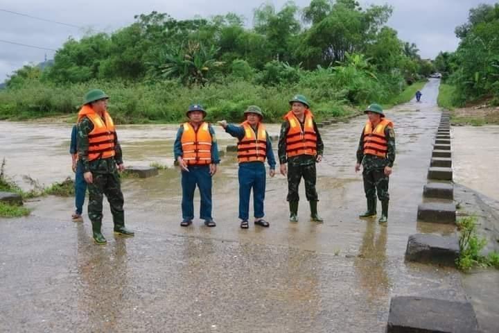 Bộ đội biên phòng Nghệ An giúp dân khắc phục hậu quả mưa lũ