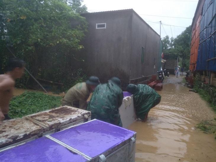 Đồn Biên phòng Môn Sơn di dời tài sản cho người dân. Ảnh: Quỳnh Trang