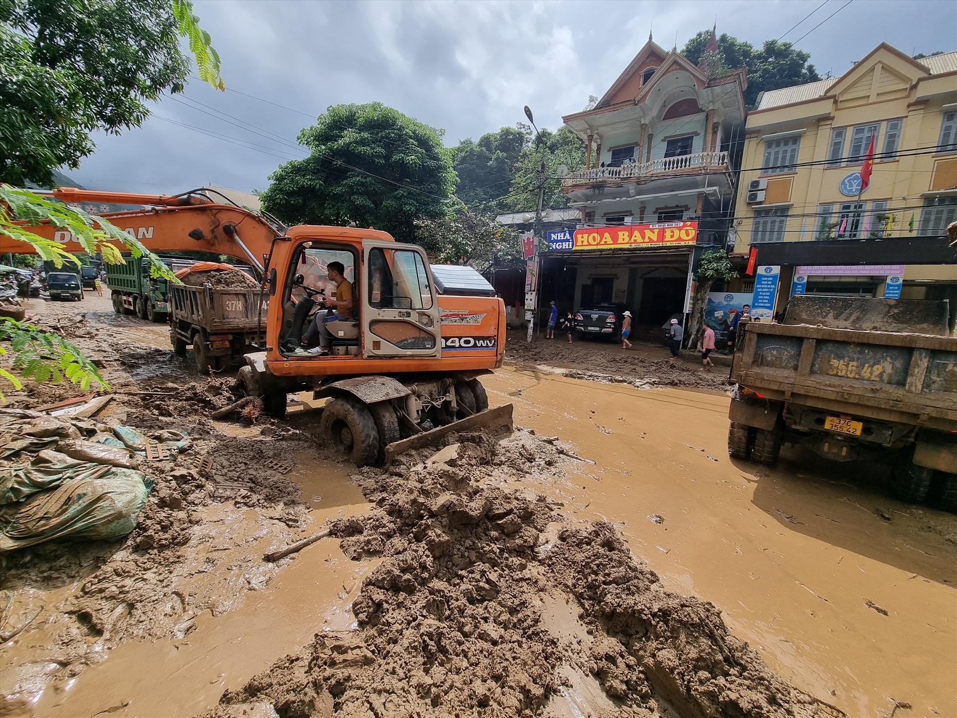 Nhiều phương tiện cơ giới được huy động nhưng do địa hình chật hẹp, lượng bùn đất quá lớn nên chỉ một số ít phương tiện có thể hoạt động, vì vậy tiến độ giải phóng mặt đường kéo dài.