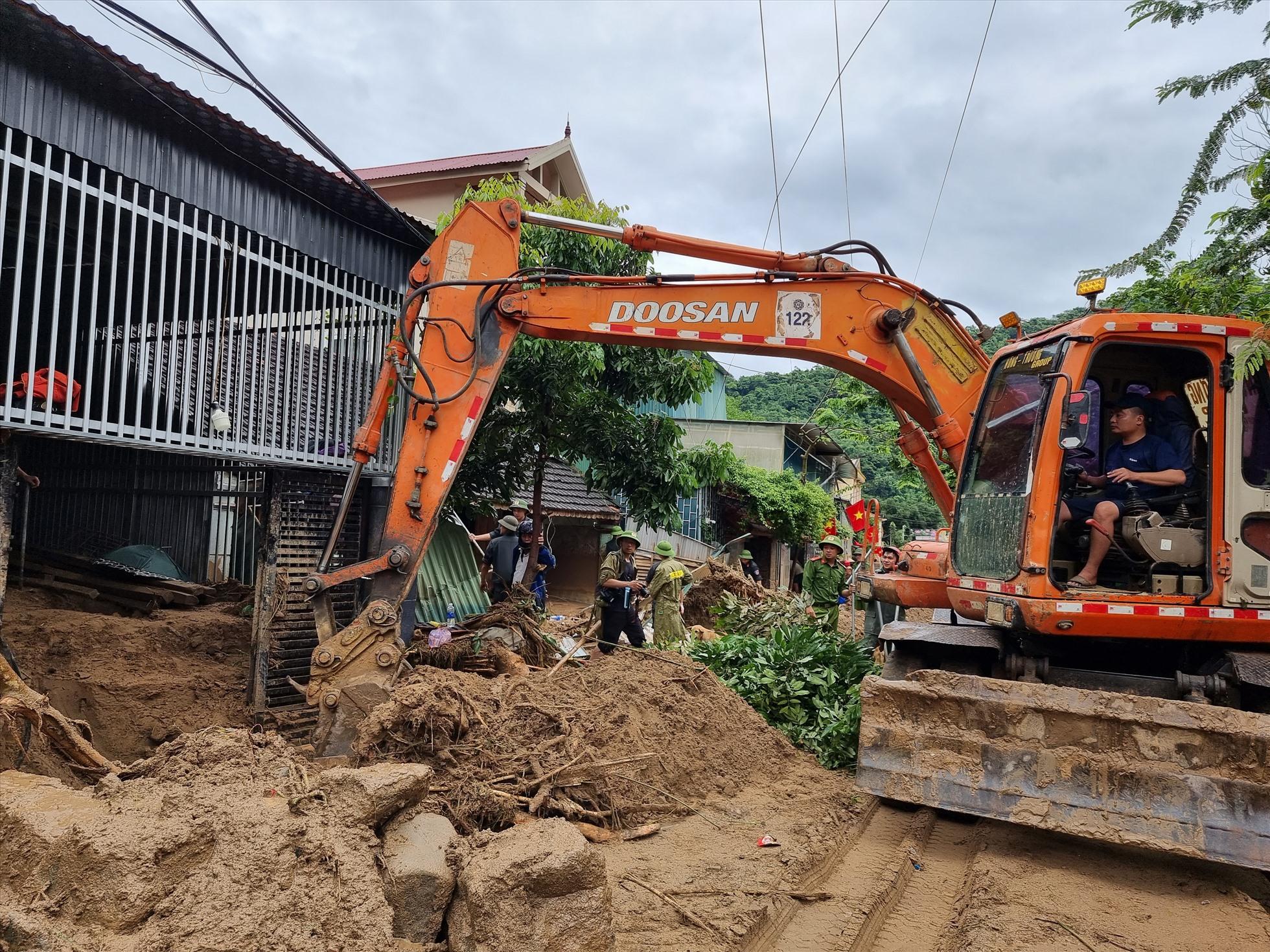 Do khối lượng bùn, đất, đá và rác quá lớn, huyện Kỳ Sơn dự kiến phải 20 ngày mới có thể khắc phục xong hậu quả cơn lũ.