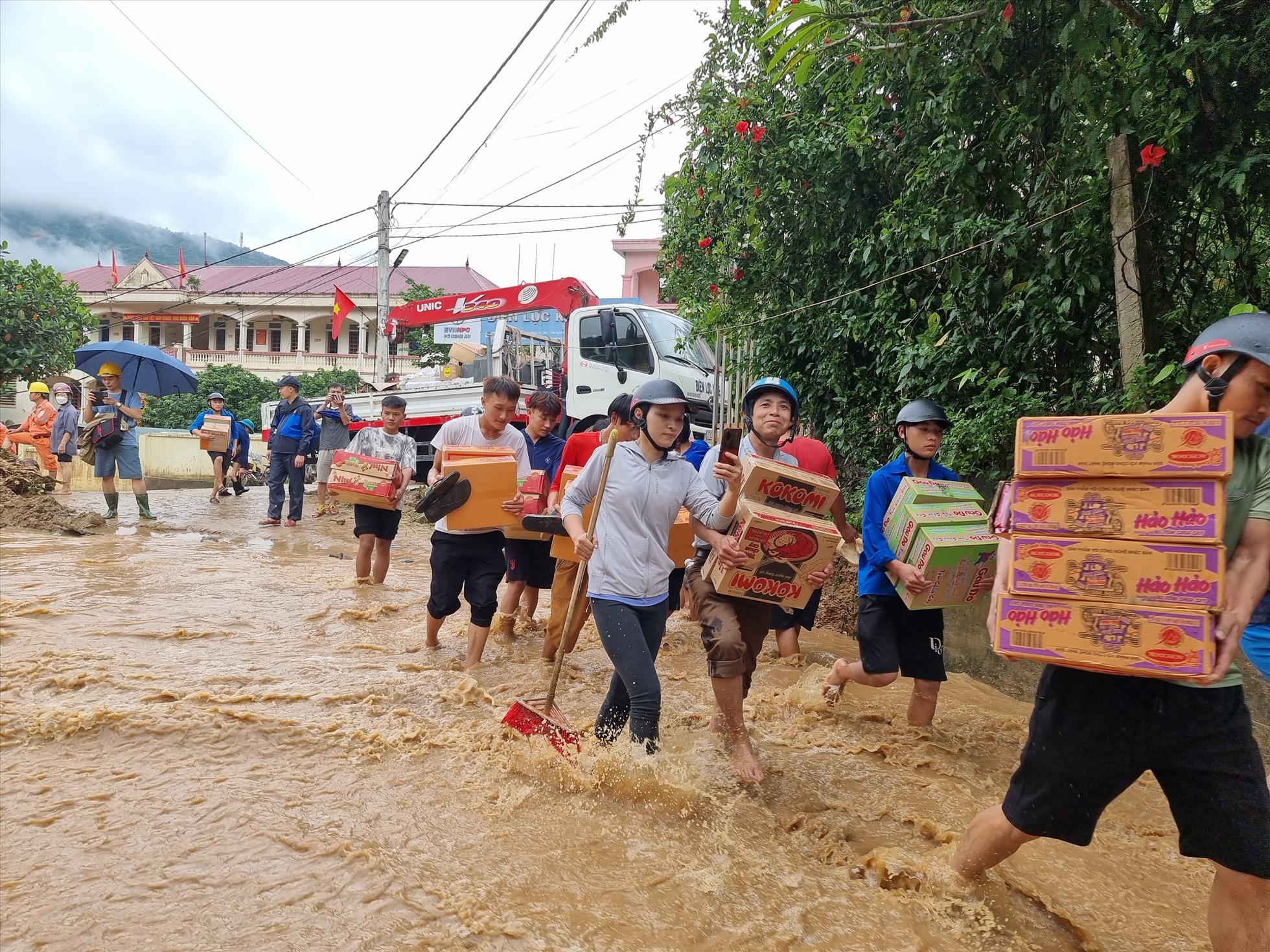 Chính quyền địa phương và các đoàn thiện nguyện tổ chức tiếp tế nhu yếu phẩm cho bà con còn bị lũ chia cắt.