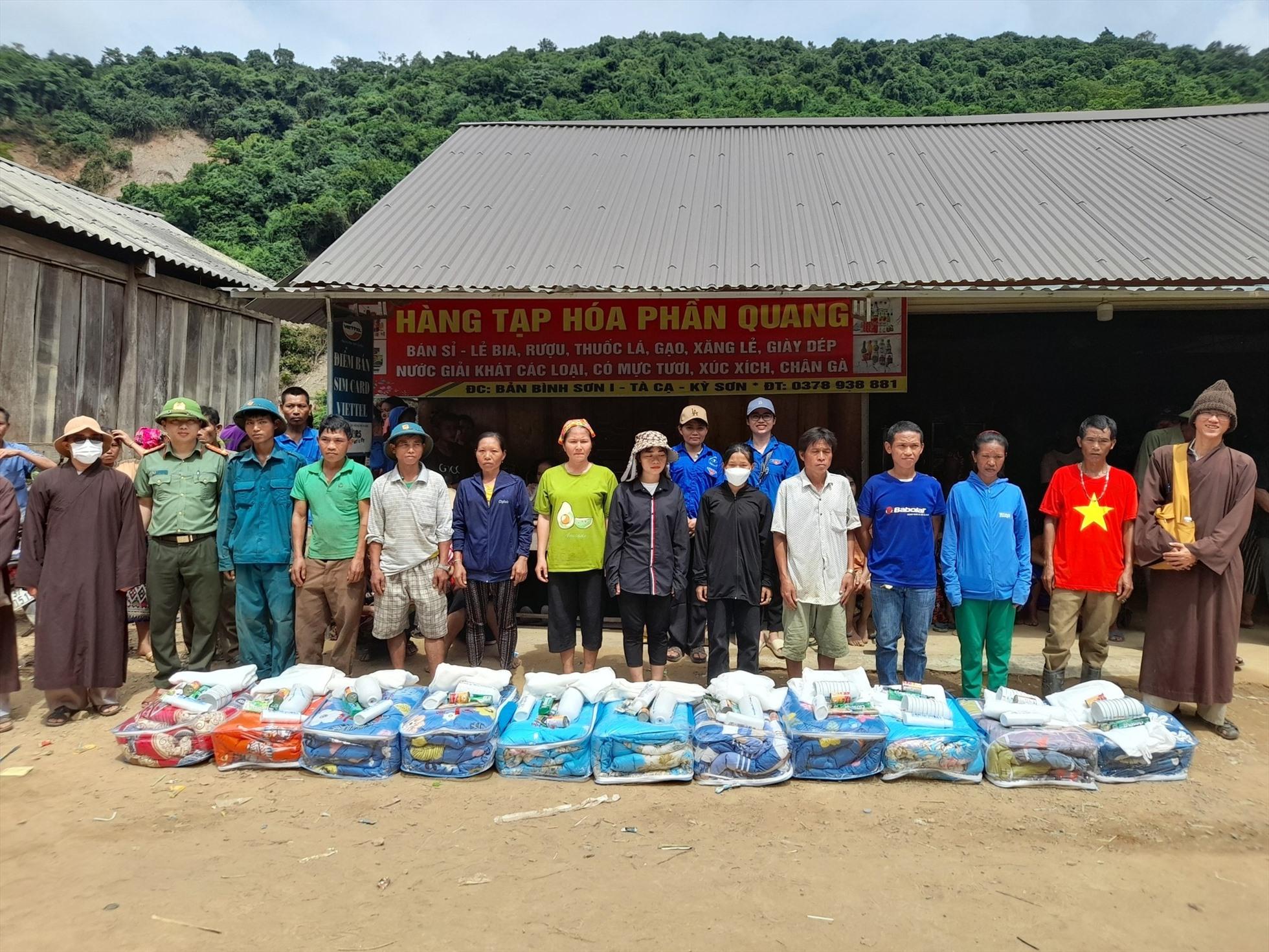 Trao lương thực, thực phẩm, nhu yếu phẩm và chăn, màn cho người dân bị cô lập xã vùng cao Kỳ Sơn. Ảnh: Quỳnh Trang