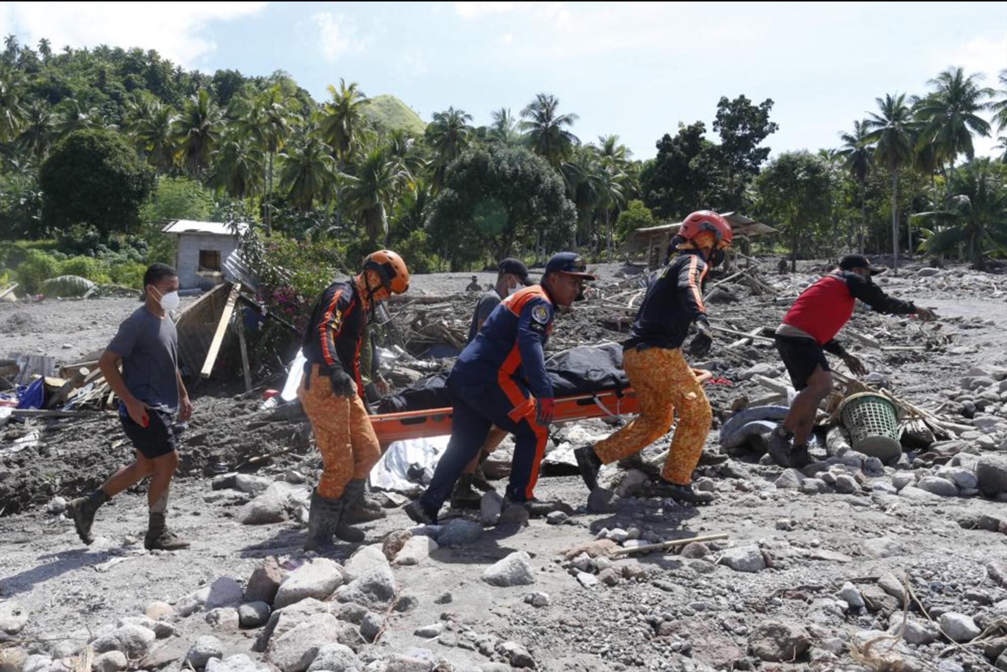 Sạt lở trên đường tránh bão Nalgae, hơn 100 người chết ở Philippines