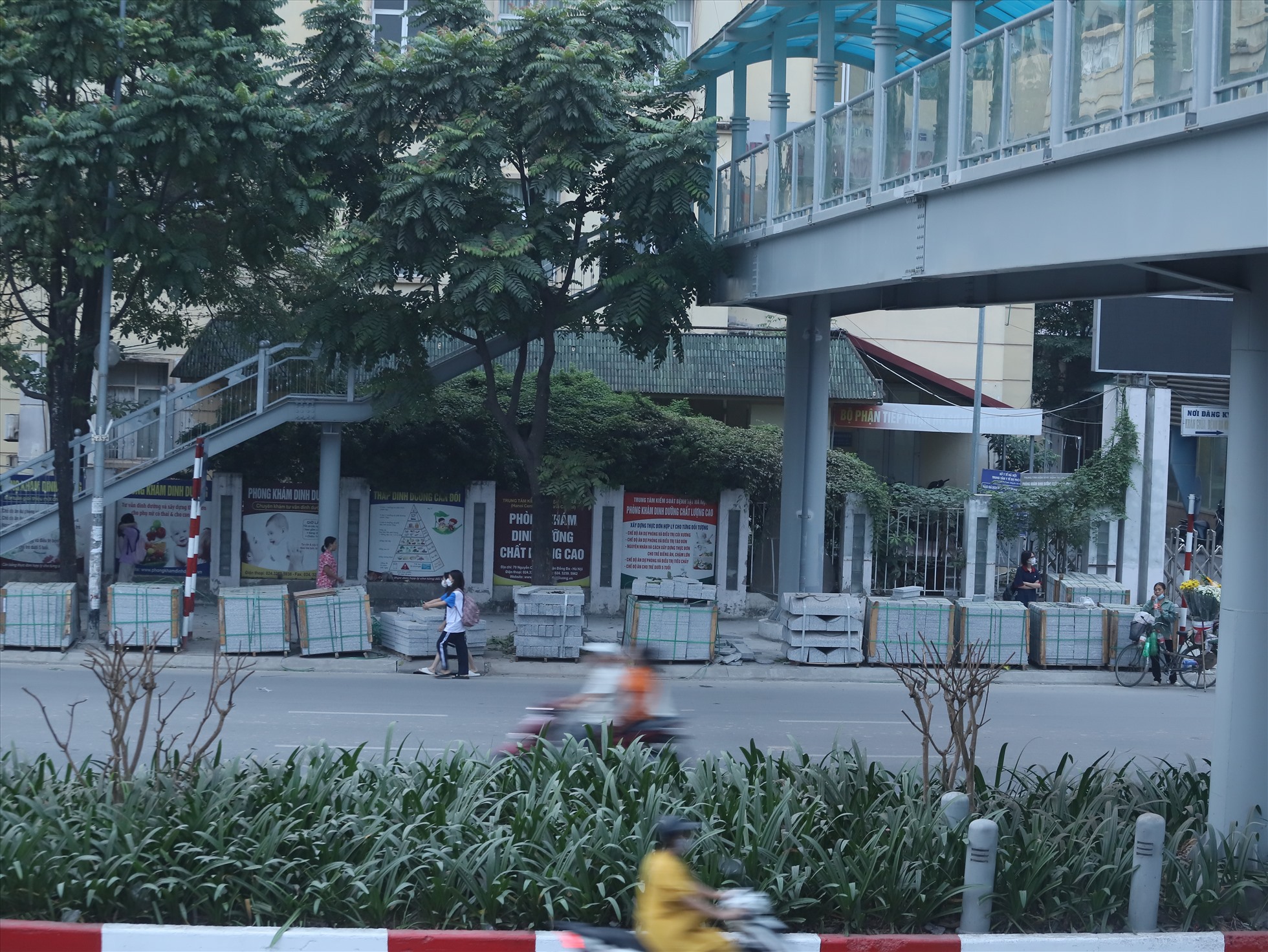 Trước cổng Học viện Hành chính quốc gia trên trục đường này, những khối bê tông chất cao kéo dài dọc vỉa hè.