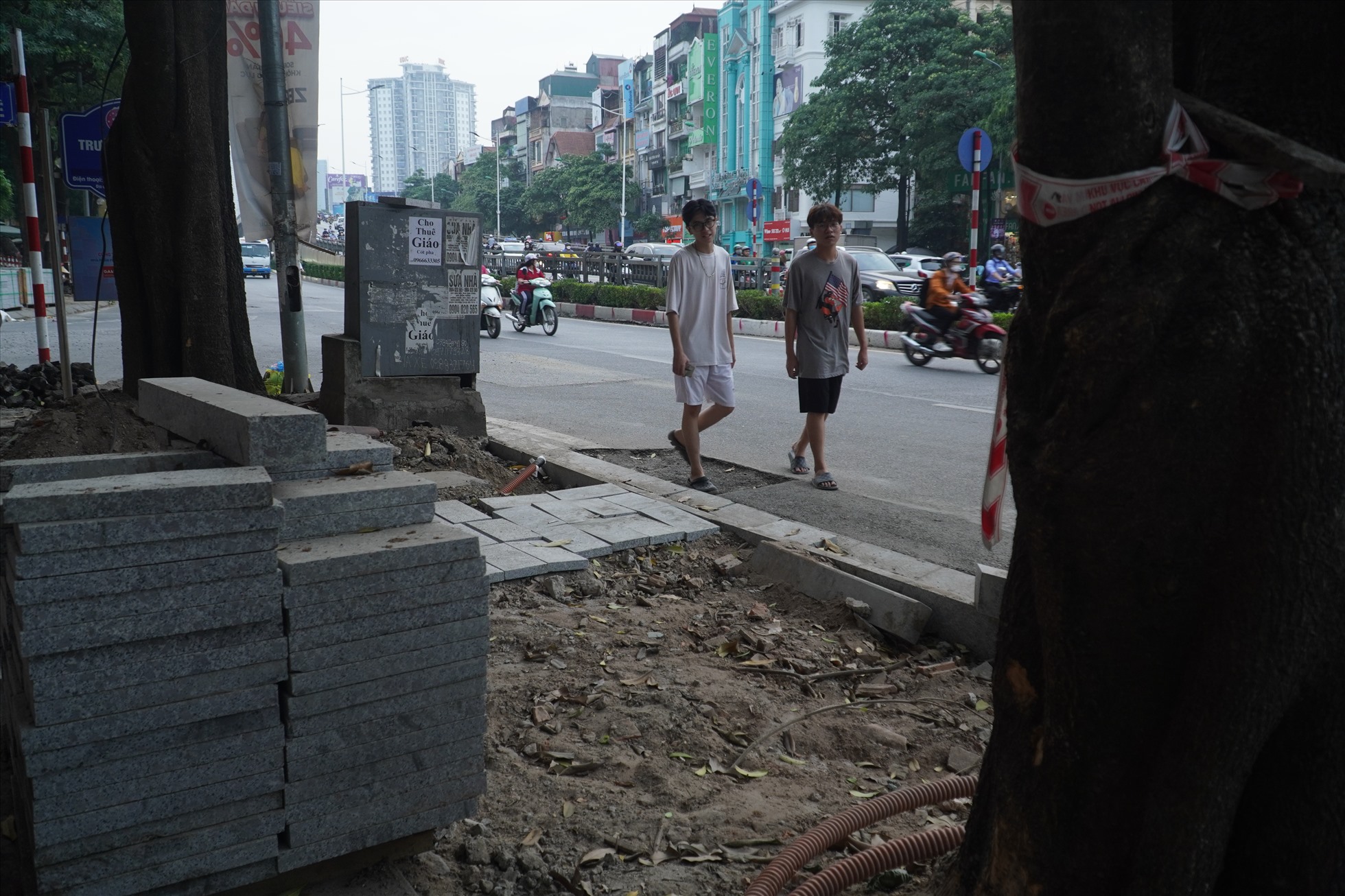 Không thể đi trên vỉa hè, nhiều người phải đi xuống đường. Ảnh: Hữu Chánh