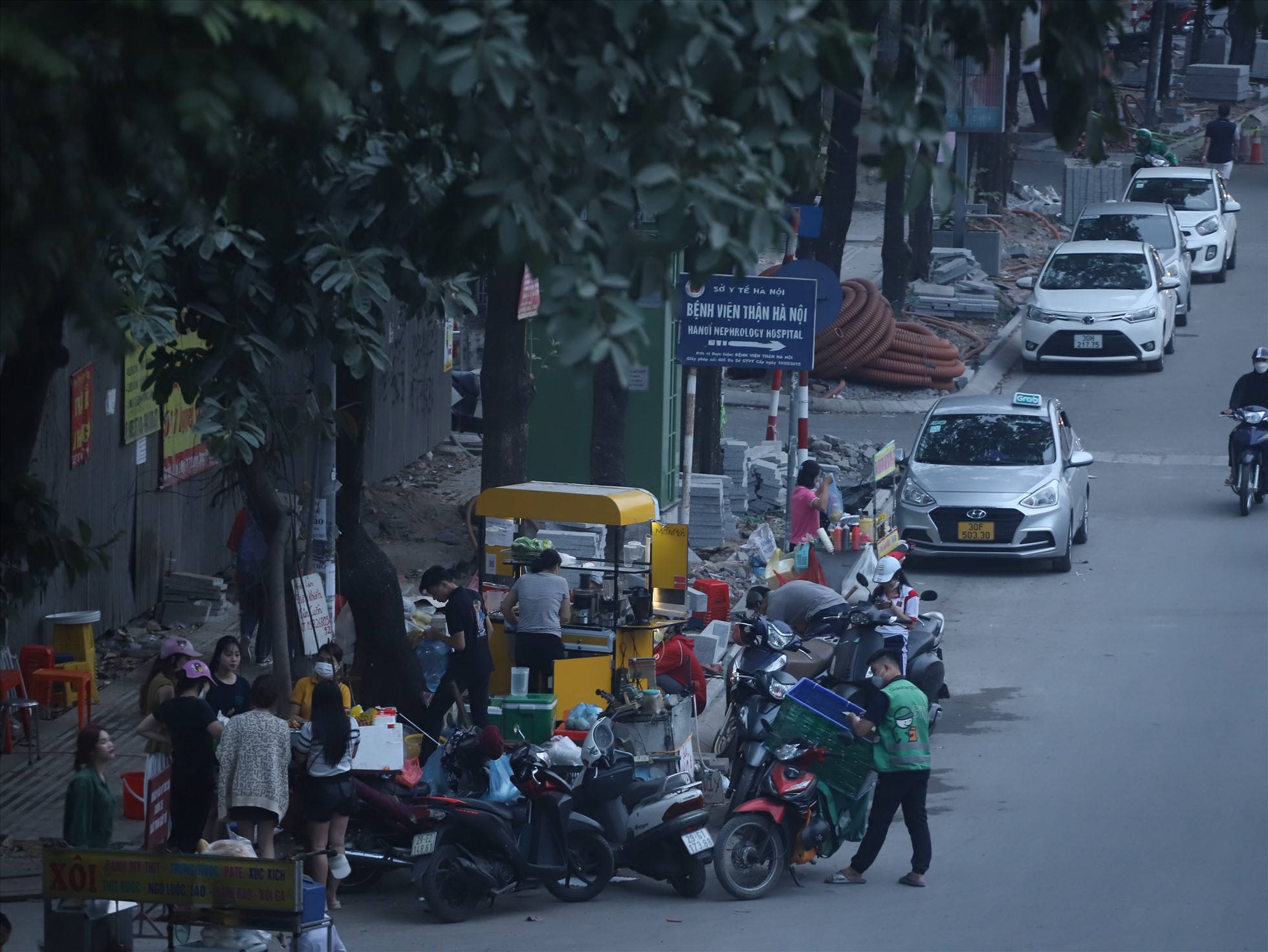 Hàng quán bày bán khiến khu vực vỉa hè đã nhếch nhác còn trở nên chật chội hơn. Ảnh: Hữu Chánh