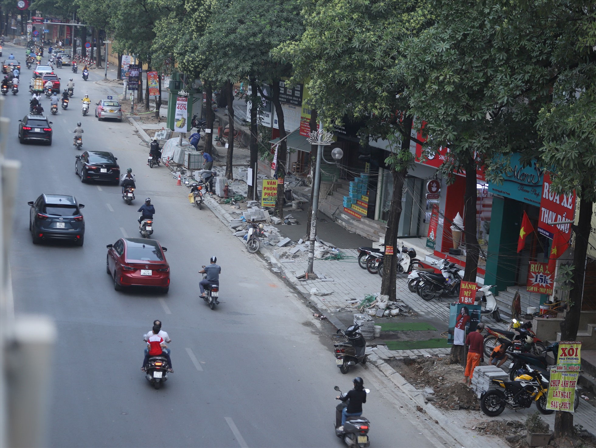 Thi công chậm chạp khiến vỉa hè đường Nguyễn Chí Thanh trở nên nhếch nhác, ngổn ngang