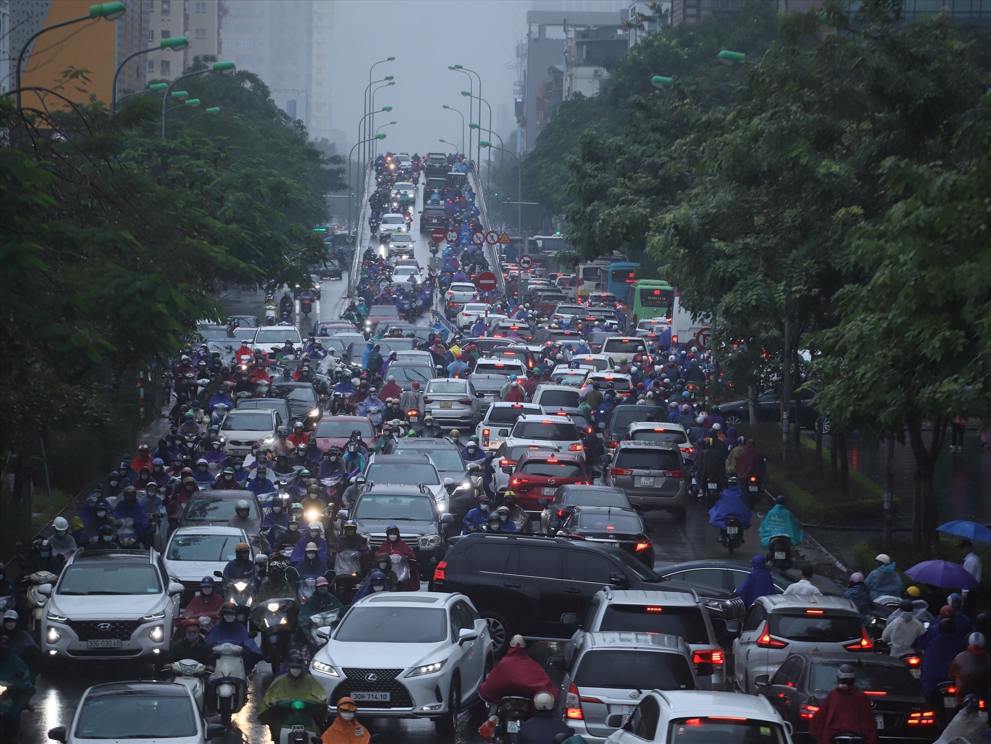 Nút giao Hoàng Minh Giám - Trần Duy Hưng cũng xảy ra ùn tắc nghiêm trọng.
