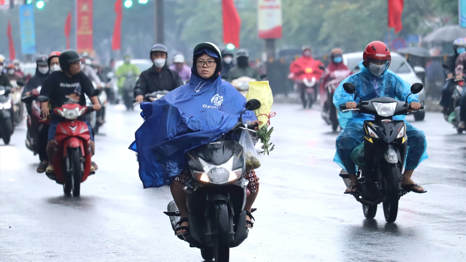 Trung tâm Dự báo Khí tượng Thủy văn Quốc gia cho biết một đợt không khí lạnh đang tăng cường xuống và ảnh hưởng đến thời tiết miền Bắc nước ta. Kết hợp với nhiễu động gió đông trên mực 1.500 m, không khí lạnh gây ra mưa rào và dông ở nhiều nơi thuộc Đông Bắc Bộ trong ngày 24/11. Lượng mưa phổ biến 15-30 mm, có nơi trên 30 mm.