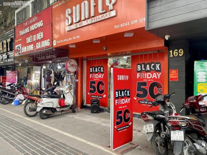 Black Friday: Thời trang giảm giá 'sập sàn' tới 80%, khách vẫn thờ ơ - Ảnh 7.