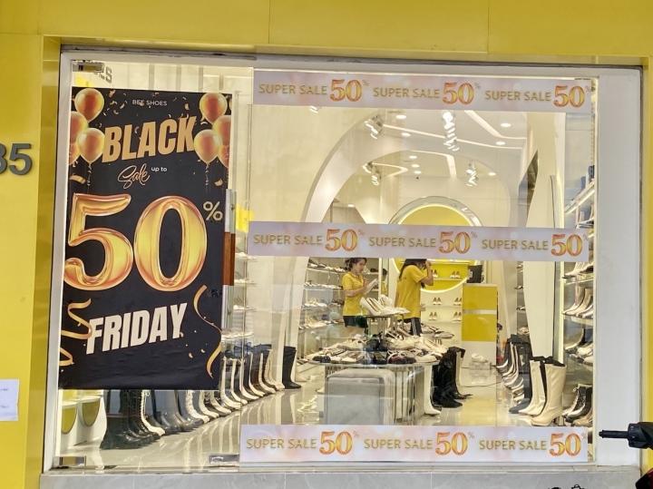 Black Friday: Thời trang giảm giá 'sập sàn' tới 80%, khách vẫn thờ ơ - Ảnh 6.