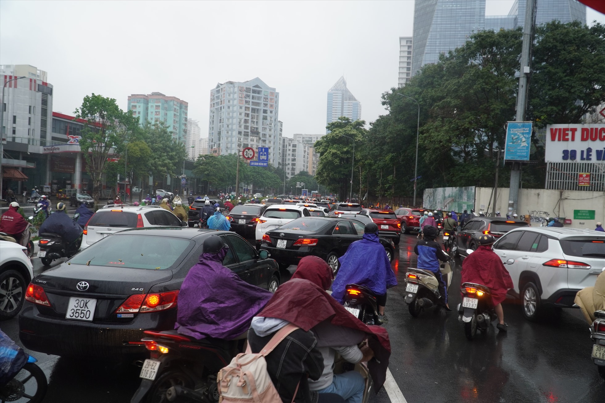 Dự báo thời tiết hôm nay 24.11, khu vực Hà Nội trời nhiều mây, có mưa, mưa rào và có nơi có dông, trời chuyển lạnh. Khu vực Đông Bắc Bộ, vùng núi có nơi trời rét, nhiệt độ thấp nhất dưới 19 độ C. Ảnh: Hữu Chánh