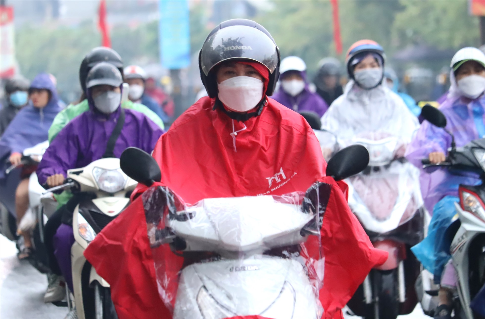 Hà Nội sáng nay trời nhiều mây, có mưa, mưa rào. Gió bắc đến đông bắc cấp 2-3. Trời lạnh. Nhiệt độ thấp nhất 21-23 độ. Nhiệt độ cao nhất 23-25 độ. Ảnh: Minh Hà