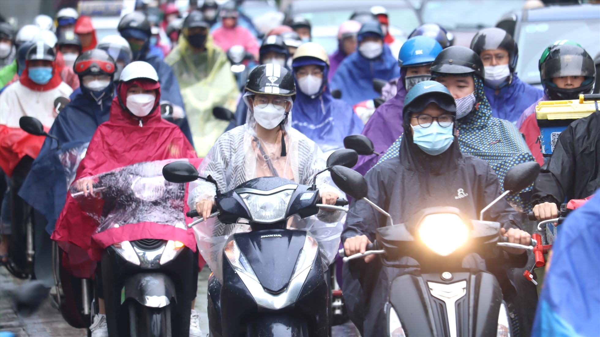 Hình ảnh quen thuộc tại đường Khuất Duy Tiến (Thanh Xuân, Hà Nội) trong buổi sáng cao điểm. Đoạn đường này thường xuyên xảy ra ùn tắc.