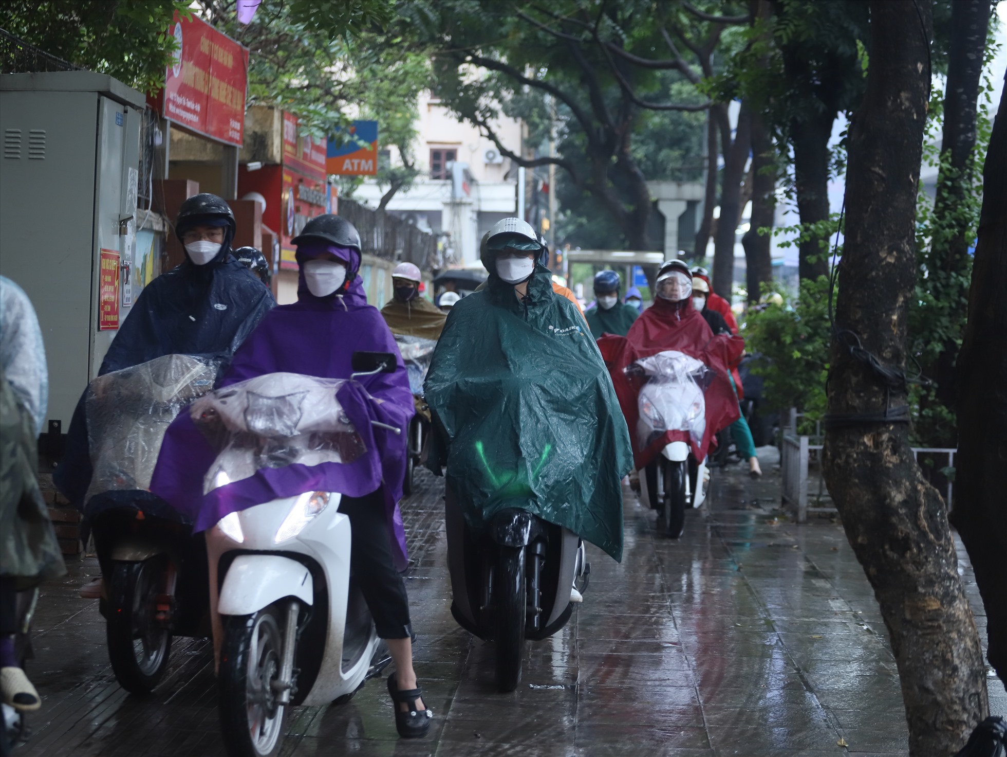 Phương tiện tràn lên vỉa hè do tuyến đường ùn tắc kéo dài. Đến 9h sáng, đoạn đường này vẫn tắc.