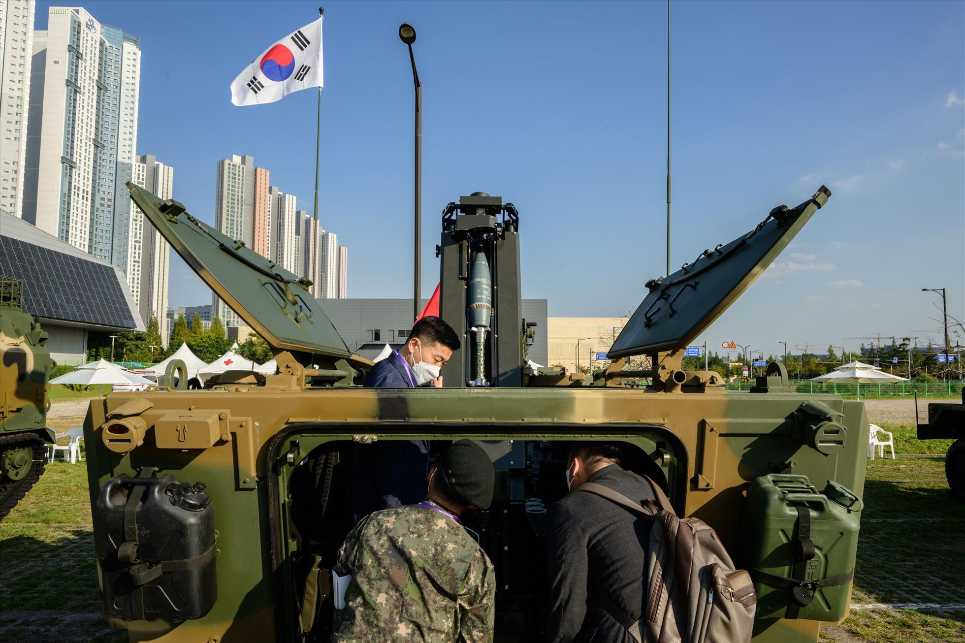 Du khách quan sát một khẩu súng cối tự hành 120mm trong Triển lãm Quốc phòng Hàn Quốc (DX Korea), ngày 21.9.2022. Ảnh: AFP
