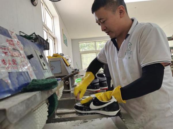 Dịch vụ giặt giày cực hot ở Trung Quốc: Quẹt điện thoại là có người tới cửa lấy giày giặt sạch sẽ thơm tho, thợ gen Z lương cao hơn tân cử nhân - Ảnh 4.