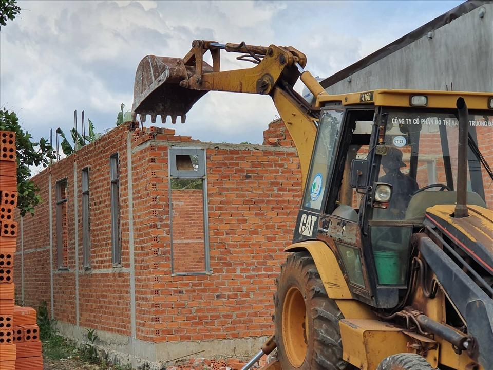 Cơ quan chức năng TP.Buôn Ma Thuột cưỡng chế, tháo dỡ các công trình xây trái phép trên đất nông nghiệp ở phường Thành Nhất. Ảnh: Bảo Trung