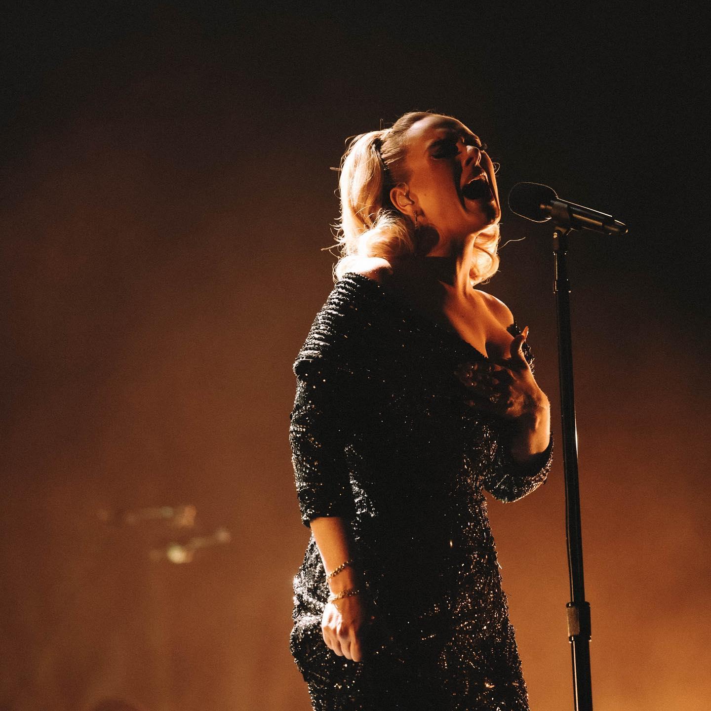 Adele diện chiếc váy "pháo hoa" của NTK Công Trí tại show diễn siêu sang - Ảnh 4.