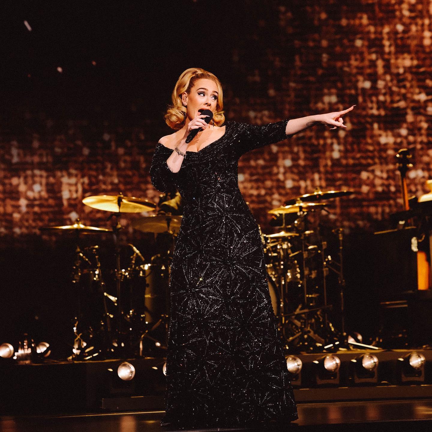 Adele diện chiếc váy "pháo hoa" của NTK Công Trí tại show diễn siêu sang - Ảnh 1.