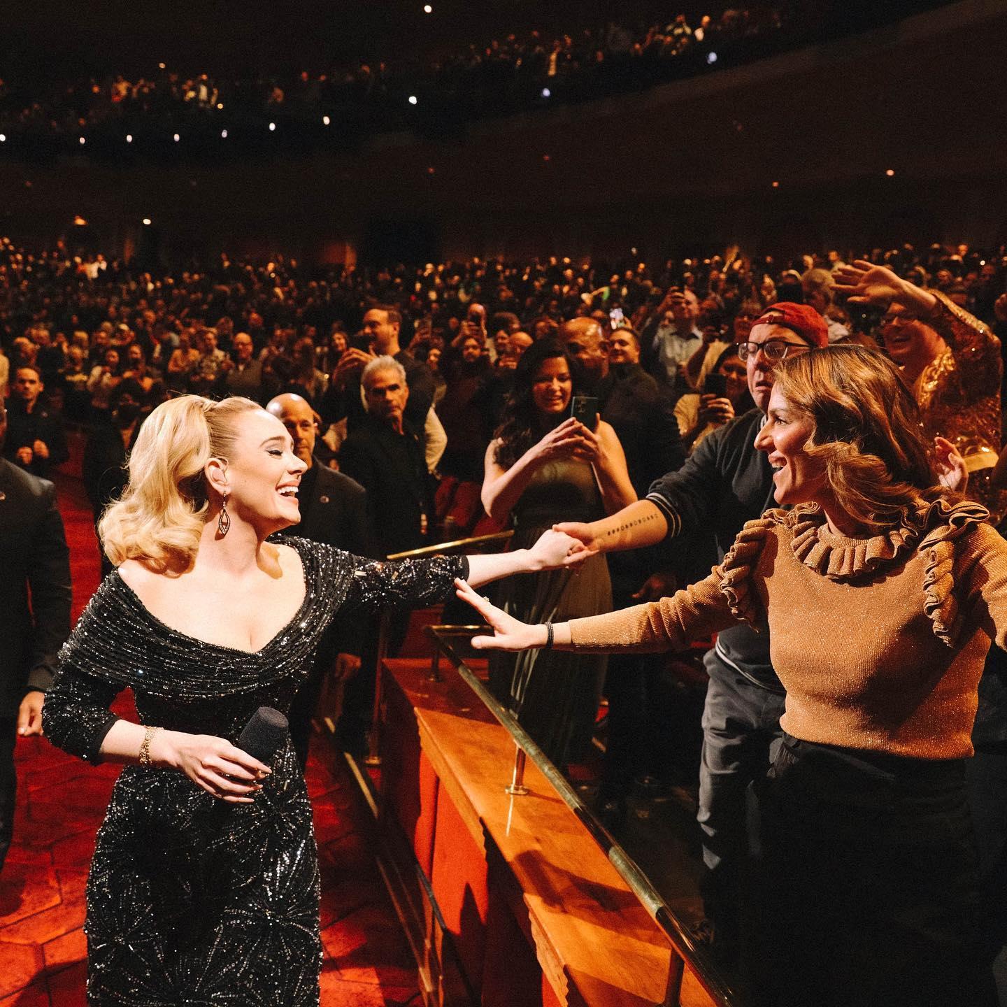 Adele diện chiếc váy "pháo hoa" của NTK Công Trí tại show diễn siêu sang - Ảnh 3.