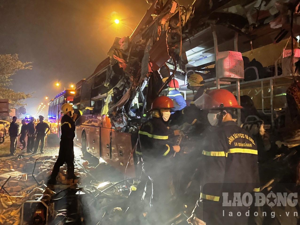 Hiện trường vụ TNGT làm 3 người chết, 13 người bị thương ở Quảng Nam vào 2h sáng ngày 21.2. Ảnh: Ngọc Viên