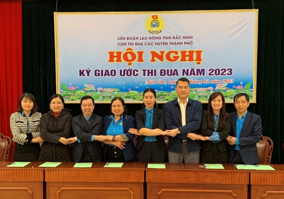 Đại diện các đơn vị trong Cụm thi đua Liên đoàn Lao động các huyện, thành phố năm 2023 ký giao ước thi đua. Ảnh: Mạnh Quý