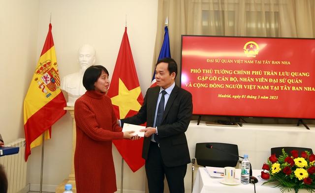 Phó Thủ tướng Trần Lưu Quang hội kiến Chủ tịch Hạ viện Tây Ban Nha, gặp gỡ thân mật kiều bào - Ảnh 6.