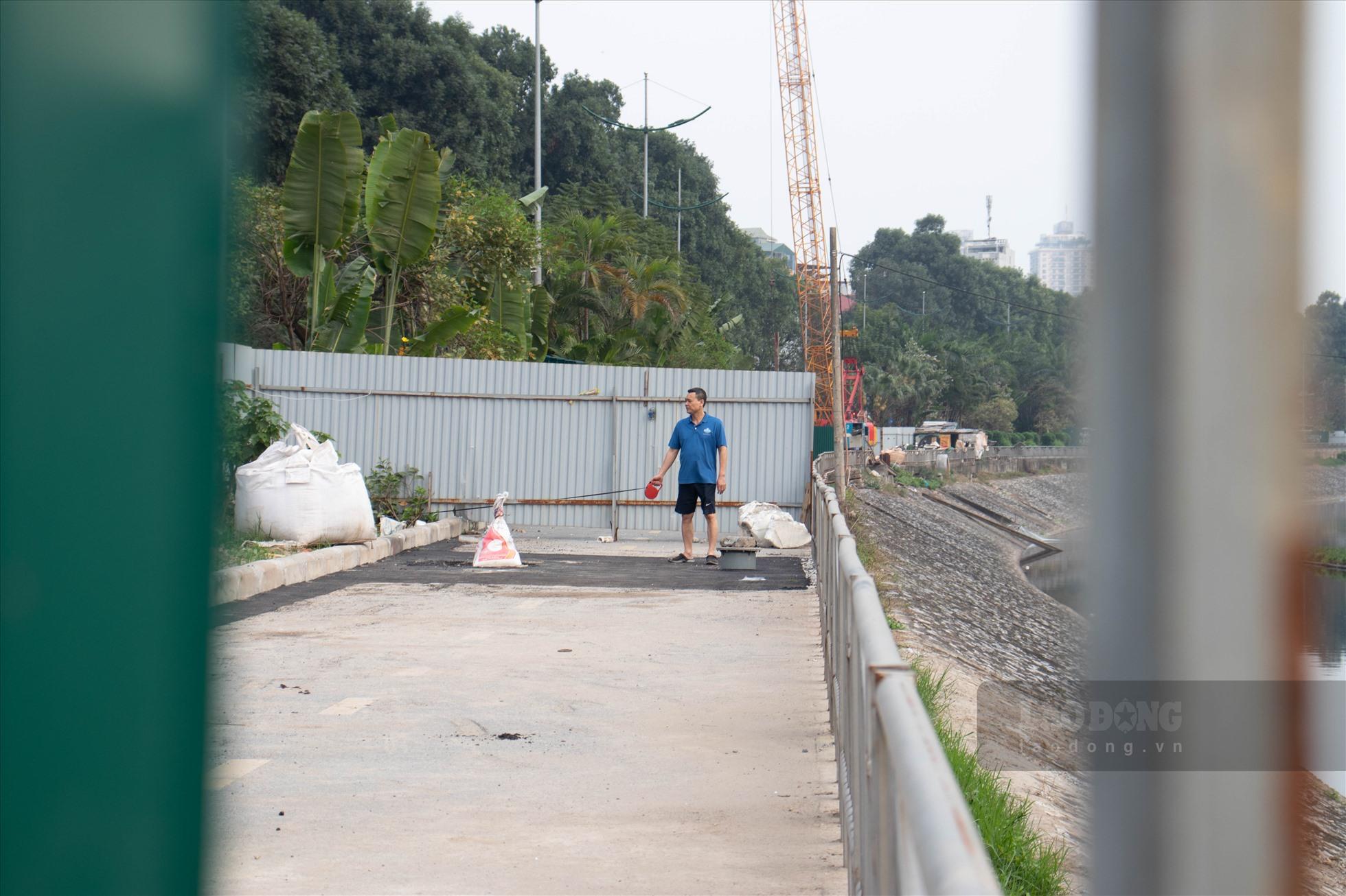 Không chỉ vậy, do một thời gian dài không được đưa vào hoạt động nên nơi đây đã trở thành điểm đổ rác, phóng uế cho chó mèo. Tuyến đường đi bộ xanh từng được là niềm kỳ vọng lớn nay đã bị “xuống sắc” và dừng hoạt động do không còn phù hợp, đảm bảo an toàn với người đi bộ, và tập thể dục. Ảnh: Tuyết Lan