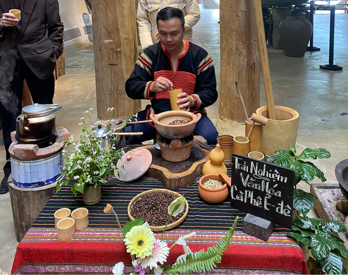 Bộ trưởng Lê Minh Hoan gợi ý phát triển văn hoá cà phê: Trà có trà đạo, rượu có tửu đạo thì giờ có cà phê đạo không? - Ảnh 3.