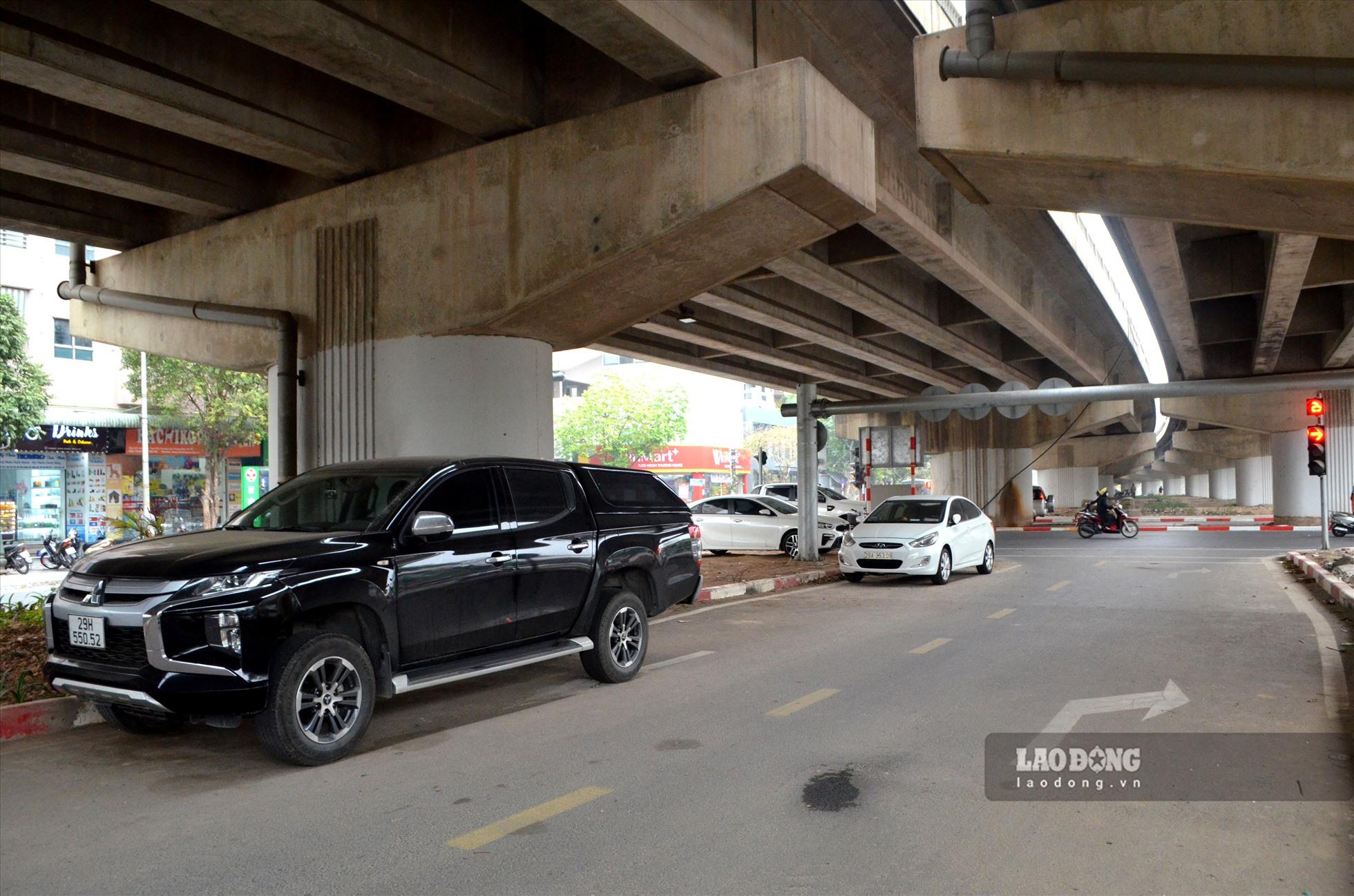 Ở chiều ngược lại (hướng Thanh Xuân) cùng chung cảnh tương tự. Hơn nữa, điểm này đã hình thành nơi dừng, đỗ ô tô. Theo người dân, tình trạng diễn ra đã lâu. Đây cũng là 1 trong những lý do, các phương tiện xe máy ngại đi vào khu vực cầu vòm thép này.