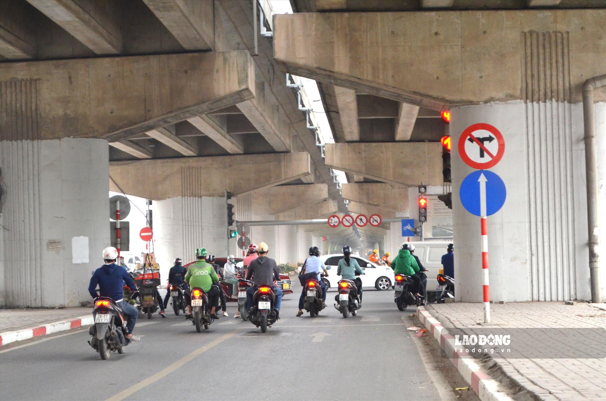 Theo biển chỉ dẫn, nhiều phương tiện khi di chuyển được vào khu vực cầu dành cho xe máy này chỉ được phép đi thẳng.