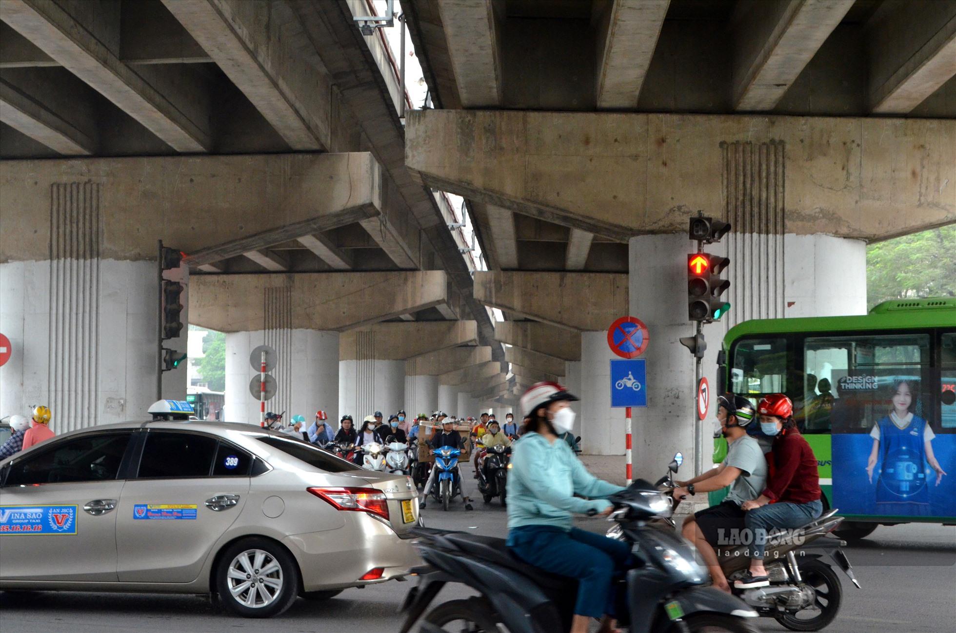 “Tôi thấy tham gia ở làn đường bên ngoài thuận tiện hơn. Nhất là nếu tham gia lưu thông trong cầu vòm thép, khi đến nút giao Nguyễn Hữu Thọ - Nghiêm Xuân Yêm thường hay xảy ra xung đột giao thông”, anh Thắng, người dân sống ở phường Hoàng Liệt (Hoàng Mai, TP Hà Nội) chia sẻ.