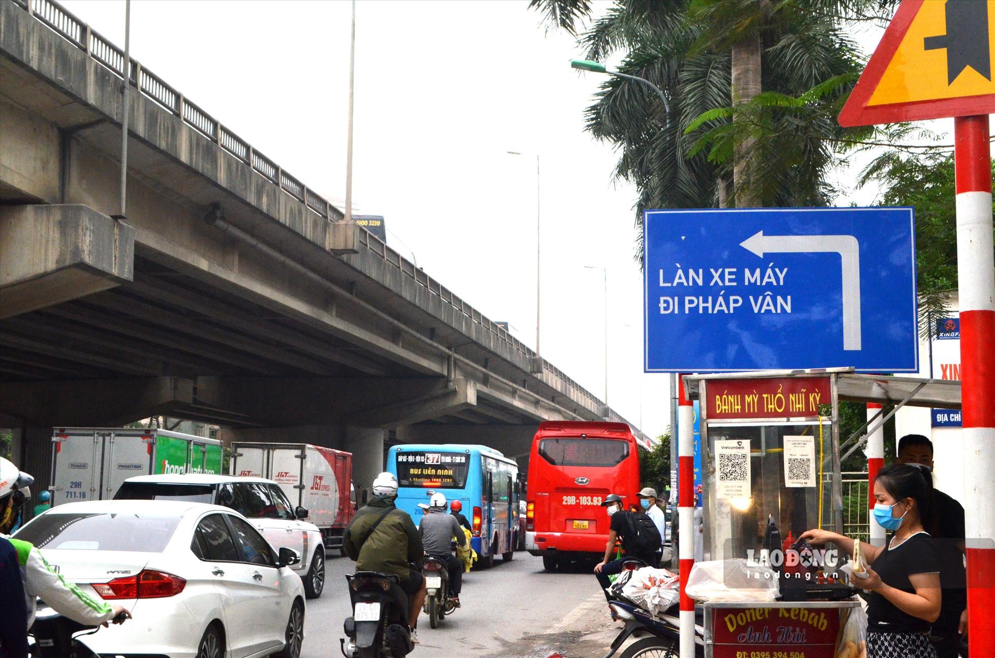 Để tiếp cận cầu theo hướng đi Pháp Vân, các phương tiện xe máy phải đi theo hướng mũi tên để vào làn sát giải phân cách giữa – làn dành cho ô tô. Do vậy, sẽ rất khó khăn cho các phương tiện, nhất là các khung giờ cao điểm.