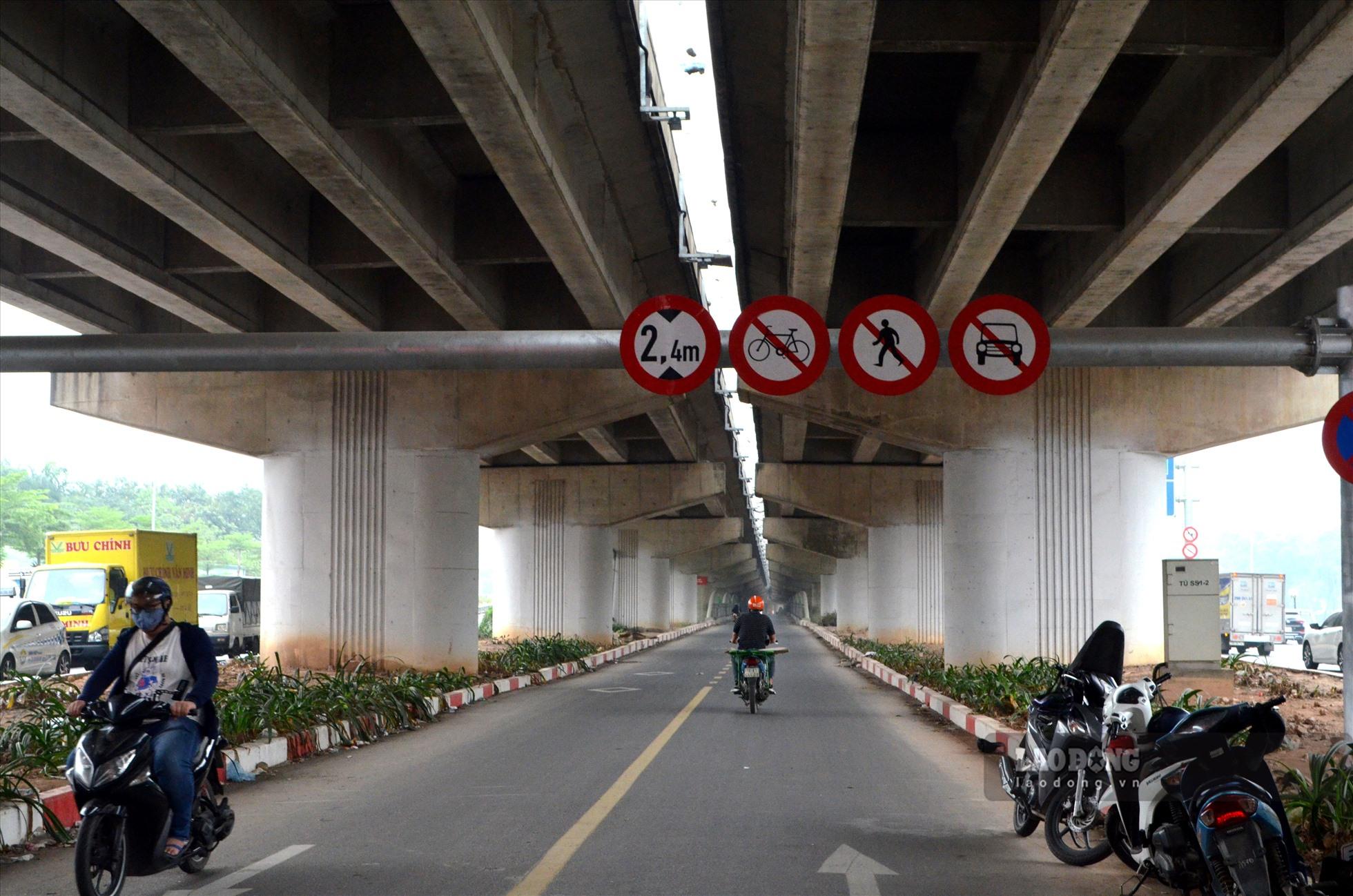 Do vậy, điểm bắt đầu khu vực cầu vòm thép, theo hướng đi Pháp Vân, luôn trong tình trạng thưa vắng phương tiện qua lại.