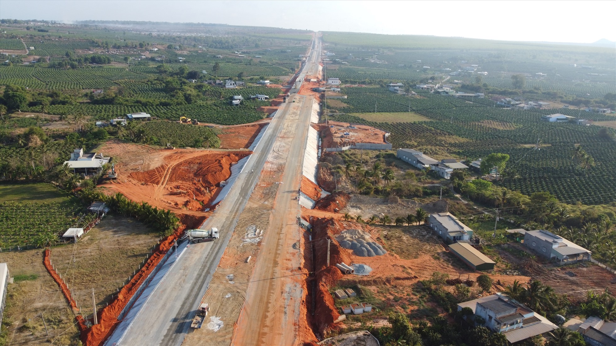 Có đoạn vẫn đang khẩn trương thi công. Ảnh: Duy Tuấn