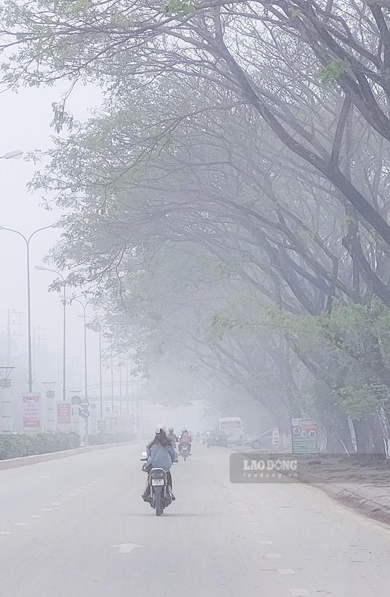 Tầm nhìn bị giảm xuống khiến các phương tiện giao thông phải di chuyển chậm lại.