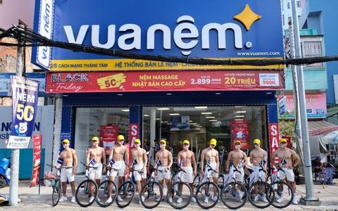Chuỗi đệm lớn nhất Việt Nam từng gây xôn xao vì "chiêu" đưa nam nhân cởi trần diễu phố nay báo lỗ to nhất 5 năm - Ảnh 1.