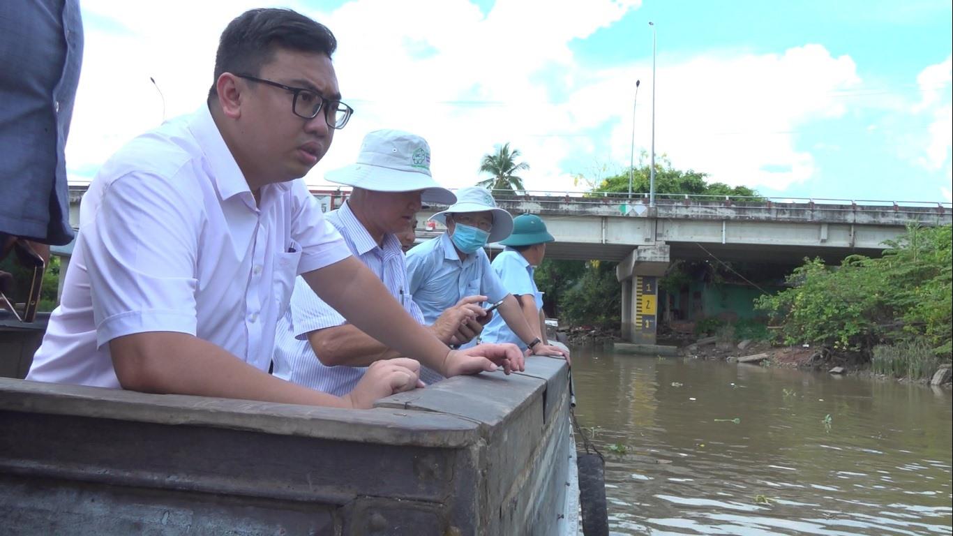 Khảo sát bằng phương tiện thủy và đo độ sâu lòng sông. Ảnh: Thanh Thanh